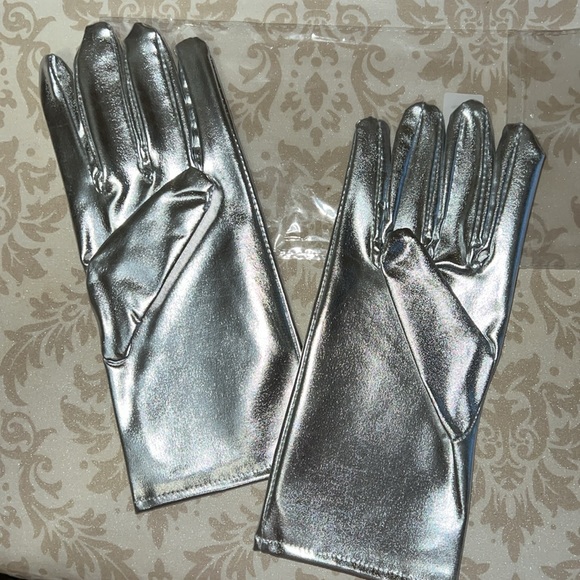 New silver Gloves - Picture 3 of 9